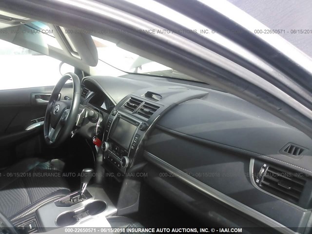 4T1BF1FK3EU812927 - 2014 TOYOTA CAMRY L/SE/LE/XLE ნაცრისფერი ფოტო 5