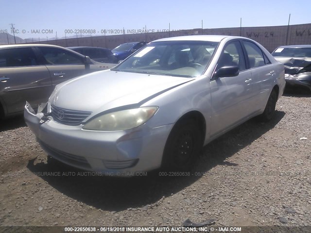 JTDBE32K053034780 - 2005 TOYOTA CAMRY LE/XLE/SE ვერცხლისფერი ფოტო 2