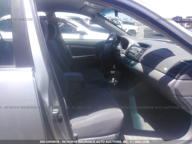 JTDBE32K053034780 - 2005 TOYOTA CAMRY LE/XLE/SE ვერცხლისფერი ფოტო 5