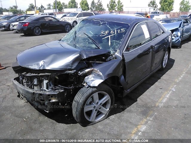 4T1BF1FK4EU832037 - 2014 TOYOTA CAMRY L/SE/LE/XLE ნაცრისფერი ფოტო 2