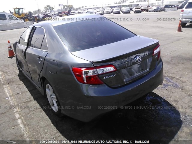 4T1BF1FK4EU832037 - 2014 TOYOTA CAMRY L/SE/LE/XLE ნაცრისფერი ფოტო 3