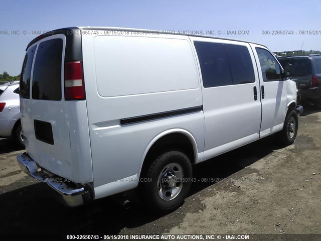 1GCZGFBA6A1169446 - 2010 CHEVROLET EXPRESS G2500  WHITE photo 4