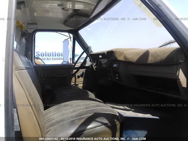 1FDWK74C9PVA25439 - 1993 FORD F700 F WHITE photo 5