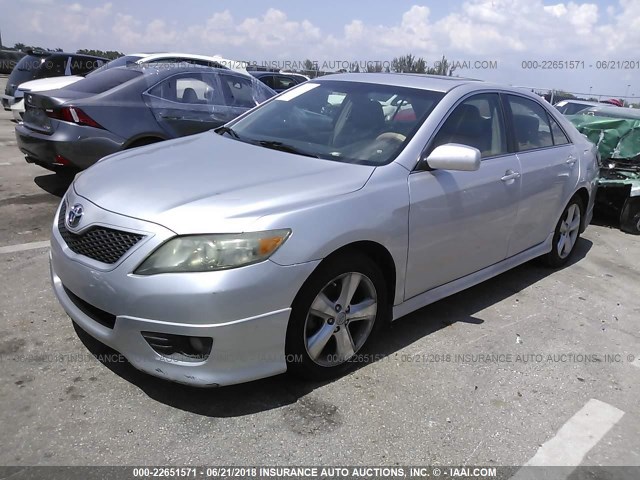 4T1BF3EK5BU677006 - 2011 TOYOTA CAMRY SE/LE/XLE 银色 照片 2