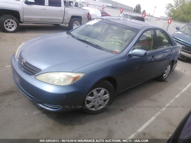 JTDBE32K430154631 - 2003 TOYOTA CAMRY LE/XLE BLUE photo 2