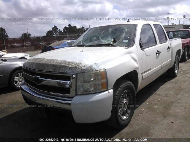 3GCEC13J97G535776 - 2007 CHEVROLET SILVERADO C1500 CREW CAB WHITE photo 2