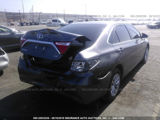 4T1BF1FK1HU647240 - 2017 TOYOTA CAMRY LE/XLE/SE/XSE GRAY photo 4