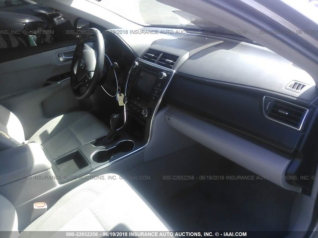 4T1BF1FK1HU647240 - 2017 TOYOTA CAMRY LE/XLE/SE/XSE GRAY photo 5