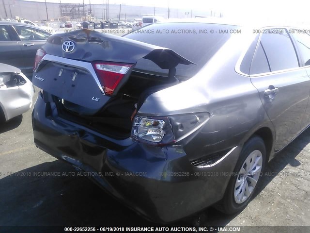 4T1BF1FK1HU647240 - 2017 TOYOTA CAMRY LE/XLE/SE/XSE GRAY photo 6