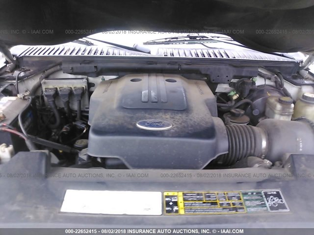 1FMRU15W93LC12828 - 2003 FORD EXPEDITION XLT WHITE photo 10