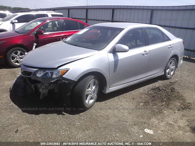 4T1BF1FK5CU076781 - 2012 TOYOTA CAMRY SE/LE/XLE SILVER photo 2