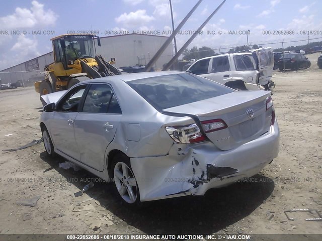 4T1BF1FK8DU276040 - 2013 TOYOTA CAMRY L/SE/LE/XLE 银色 照片 3