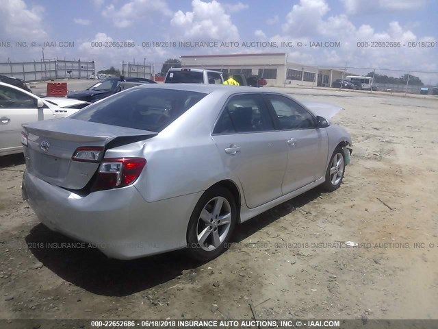 4T1BF1FK8DU276040 - 2013 TOYOTA CAMRY L/SE/LE/XLE 银色 照片 4