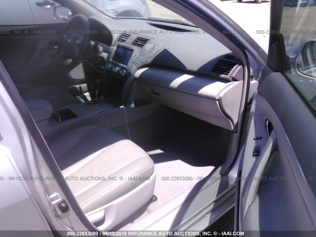 4T4BF3EK3BR216800 - 2011 TOYOTA CAMRY SE/LE/XLE SILVER photo 5