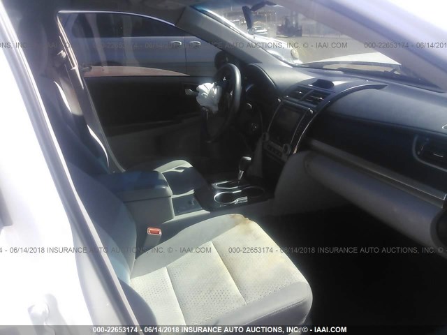 4T1BF1FK9CU133421 - 2012 TOYOTA CAMRY SE/LE/XLE WHITE photo 5