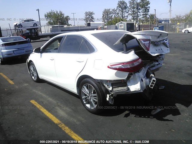 4T1BF1FK5FU484816 - 2015 TOYOTA CAMRY LE/XLE/SE/XSE WHITE photo 3