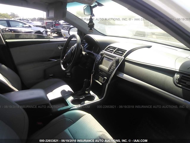 4T1BF1FK5FU484816 - 2015 TOYOTA CAMRY LE/XLE/SE/XSE WHITE photo 5