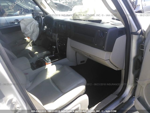 1J8HG58236C275878 - 2006 JEEP COMMANDER LIMITED SILVER photo 5