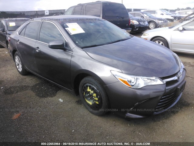 4T4BF1FK6FR498035 - 2015 TOYOTA CAMRY LE/XLE/SE/XSE GRAY photo 1