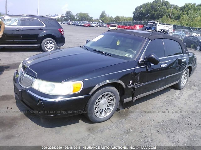 1LNHM82W01Y694078 - 2001 LINCOLN TOWN CAR SIGNATURE BLACK photo 2