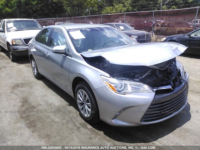 4T1BF1FK4FU015975 - 2015 TOYOTA CAMRY LE/XLE/SE/XSE 银色 照片 1