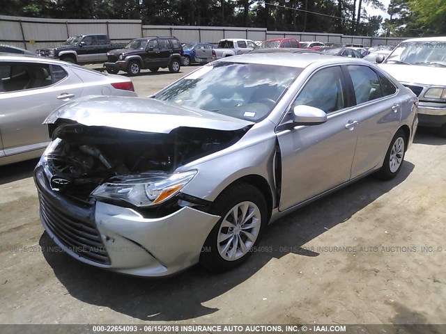 4T1BF1FK4FU015975 - 2015 TOYOTA CAMRY LE/XLE/SE/XSE 银色 照片 2