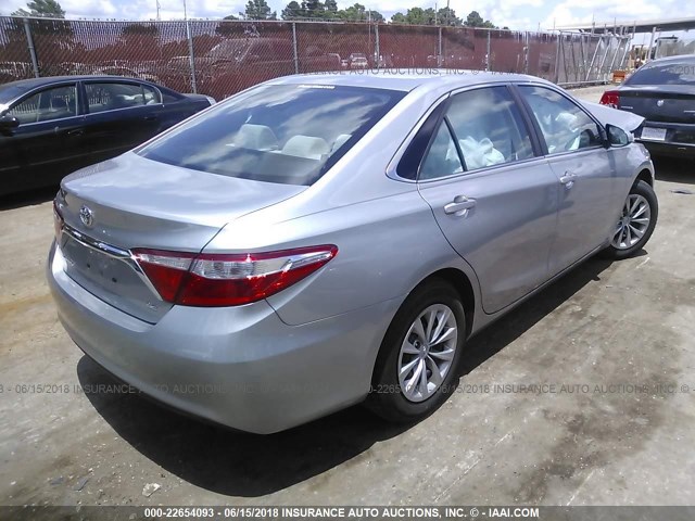 4T1BF1FK4FU015975 - 2015 TOYOTA CAMRY LE/XLE/SE/XSE 银色 照片 4