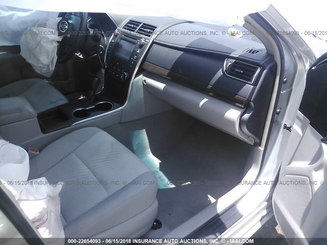 4T1BF1FK4FU015975 - 2015 TOYOTA CAMRY LE/XLE/SE/XSE 银色 照片 5