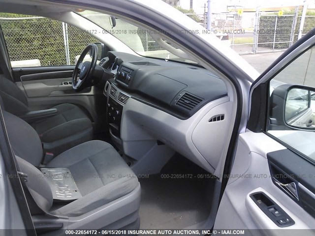 2V4RW4D17AR305850 - 2010 VOLKSWAGEN ROUTAN S ვერცხლისფერი ფოტო 5