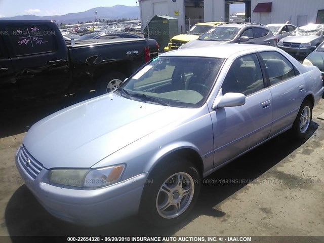 JT2BG22K8W0225492 - 1998 TOYOTA CAMRY CE/LE/XLE BLUE photo 2