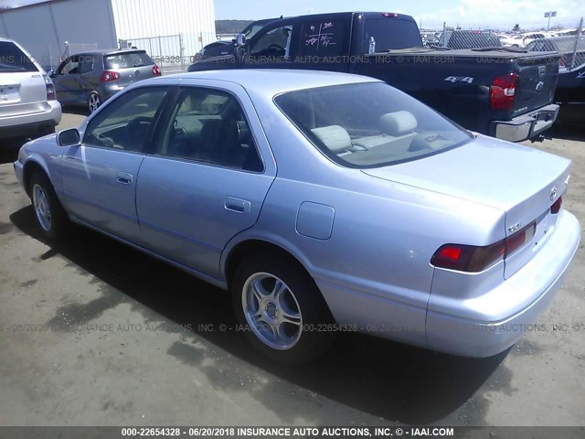 JT2BG22K8W0225492 - 1998 TOYOTA CAMRY CE/LE/XLE BLUE photo 3