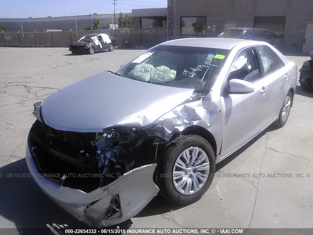 4T1BD1FK2DU075532 - 2013 TOYOTA CAMRY HYBRID/LE/XLE ვერცხლისფერი ფოტო 2