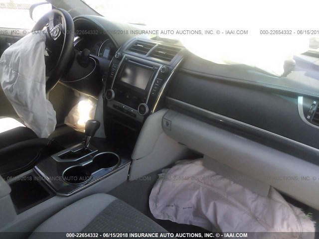 4T1BD1FK2DU075532 - 2013 TOYOTA CAMRY HYBRID/LE/XLE ვერცხლისფერი ფოტო 5