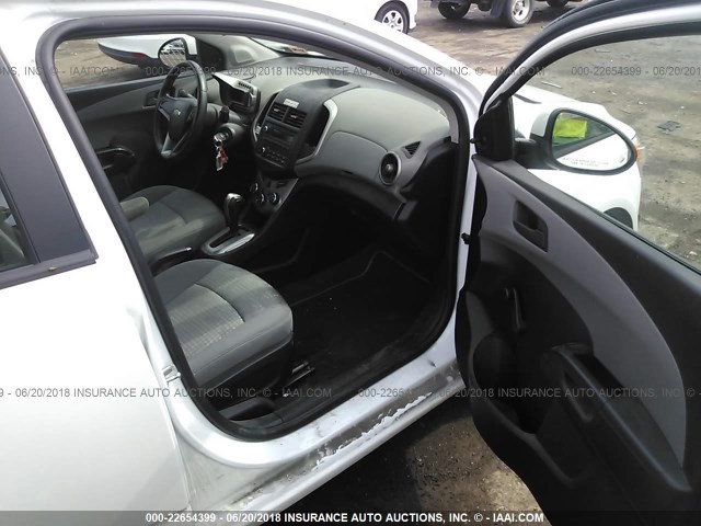 1G1JA6SH2F4170765 - 2015 CHEVROLET SONIC LS 白色 照片 5