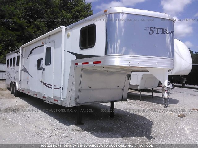 43B08282791000117 - 2009 BISON STRATUS HORSE TRAILER  WHITE photo 1