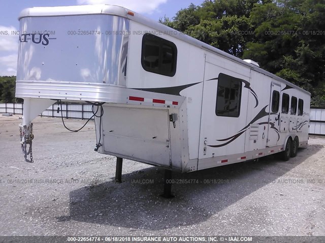 43B08282791000117 - 2009 BISON STRATUS HORSE TRAILER  WHITE photo 2