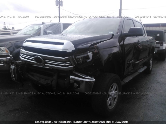 5TFEM5F16HX120699 - 2017 TOYOTA TUNDRA CREWMAX SR5 BLACK photo 2