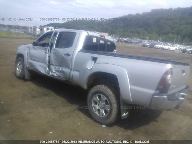 3TMMU4FN4BM027542 - 2011 TOYOTA TACOMA DOUBLE CAB LONG BED SILVER photo 3