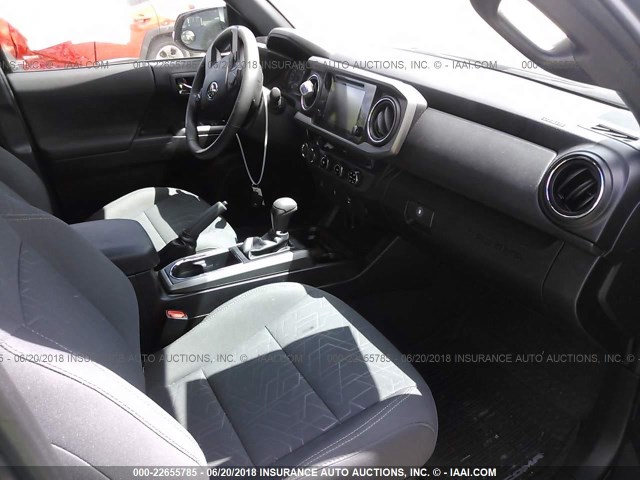 3TMCZ5AN4HM114375 - 2017 TOYOTA TACOMA DBL CAB/SR/TRDSPT/OR/PRO ნაცრისფერი ფოტო 5