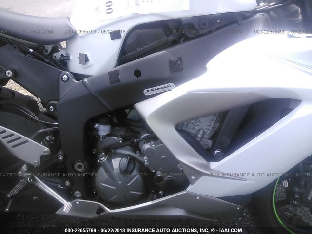 JKBZXJE19HA025548 - 2017 KAWASAKI ZX636 E WHITE photo 8