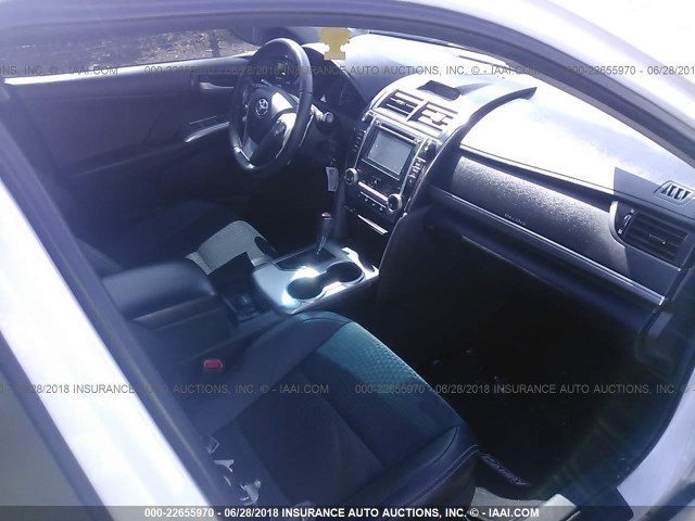 4T1BF1FK4EU378971 - 2014 TOYOTA CAMRY L/SE/LE/XLE 白色 照片 5