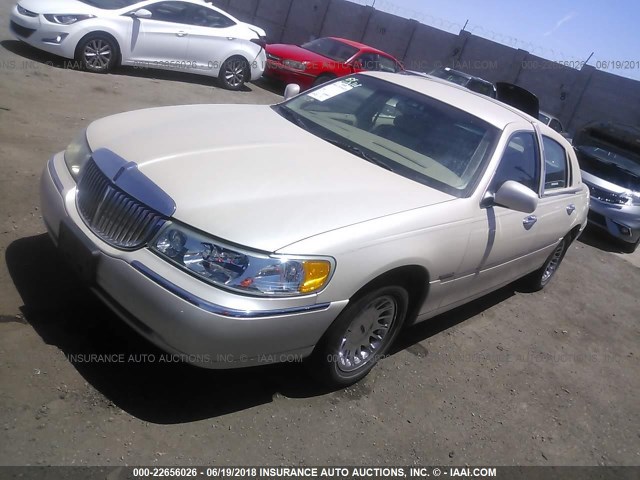 1LNHM83W3YY934121 - 2000 LINCOLN TOWN CAR CARTIER CREAM photo 2