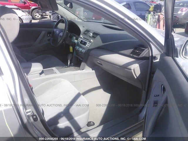 4T4BF3EK0BR087821 - 2011 TOYOTA CAMRY SE/LE/XLE SILVER photo 5