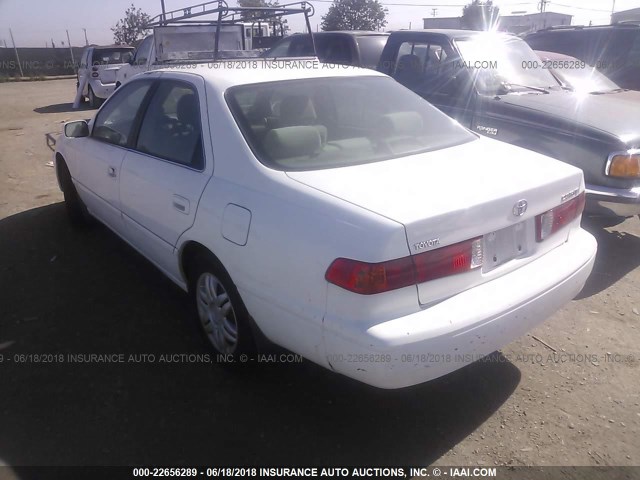 4T1BG22K3YU977759 - 2000 TOYOTA CAMRY CE/LE/XLE WHITE photo 3