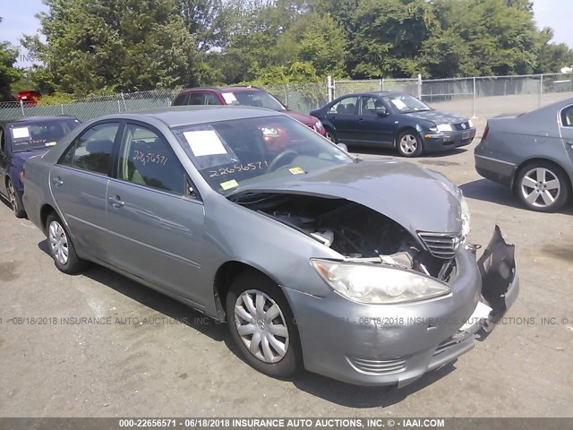 4T1BE32K05U968007 - 2005 TOYOTA CAMRY LE/XLE/SE ნაცრისფერი ფოტო 1