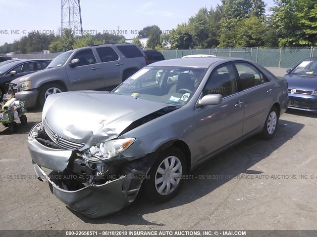 4T1BE32K05U968007 - 2005 TOYOTA CAMRY LE/XLE/SE ნაცრისფერი ფოტო 2