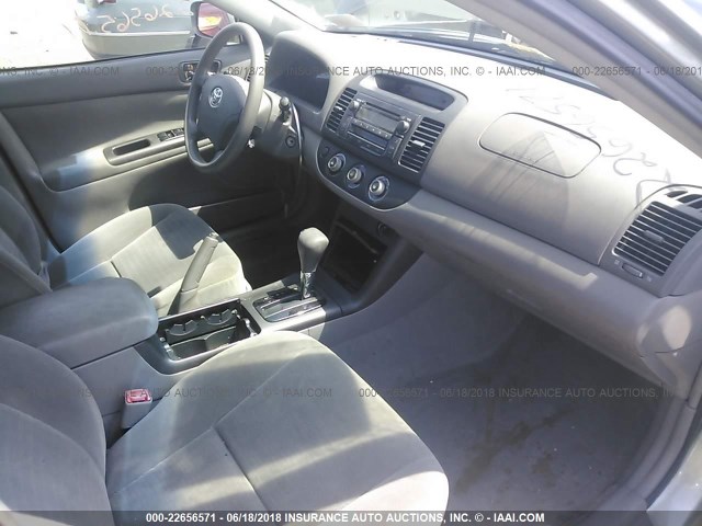 4T1BE32K05U968007 - 2005 TOYOTA CAMRY LE/XLE/SE ნაცრისფერი ფოტო 5