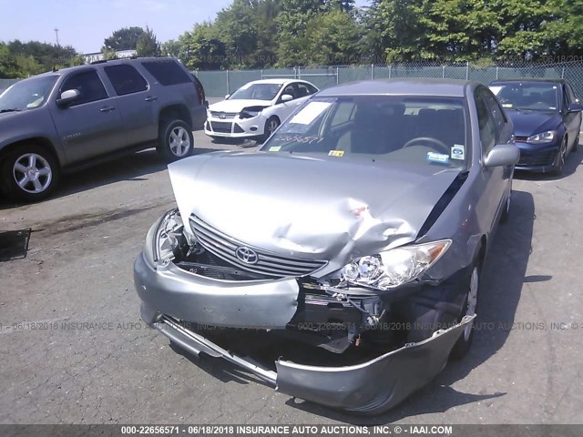 4T1BE32K05U968007 - 2005 TOYOTA CAMRY LE/XLE/SE ნაცრისფერი ფოტო 6