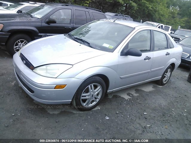 1FAFP34P3YW268408 - 2000 FORD FOCUS SE/SE COMFORT SILVER photo 2