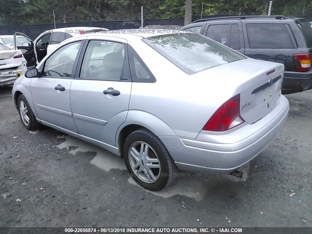 1FAFP34P3YW268408 - 2000 FORD FOCUS SE/SE COMFORT SILVER photo 3